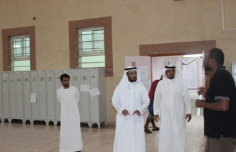 Dean of the Community College of al-Kharj observes the readiness of the girls section for the final exams